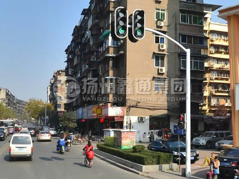 XHDG-046，單挑彎臂信號燈桿